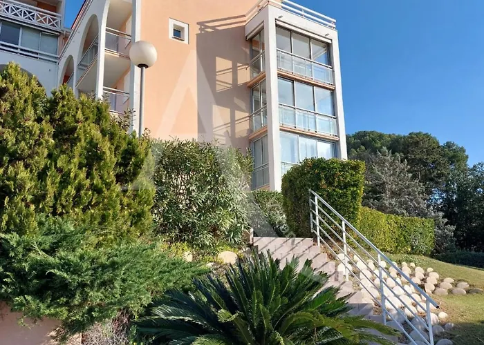 T2 Avec Loggia Vue Piscine, Ascenseur Et Place De Parking Apartamento